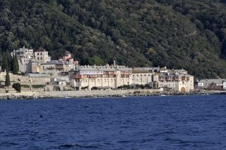 Η Μονή Ξενοφώντος δεν εγκαταλείπει τις φιλοδοξίες της για ιερές μπίζνες στη Σιθωνία